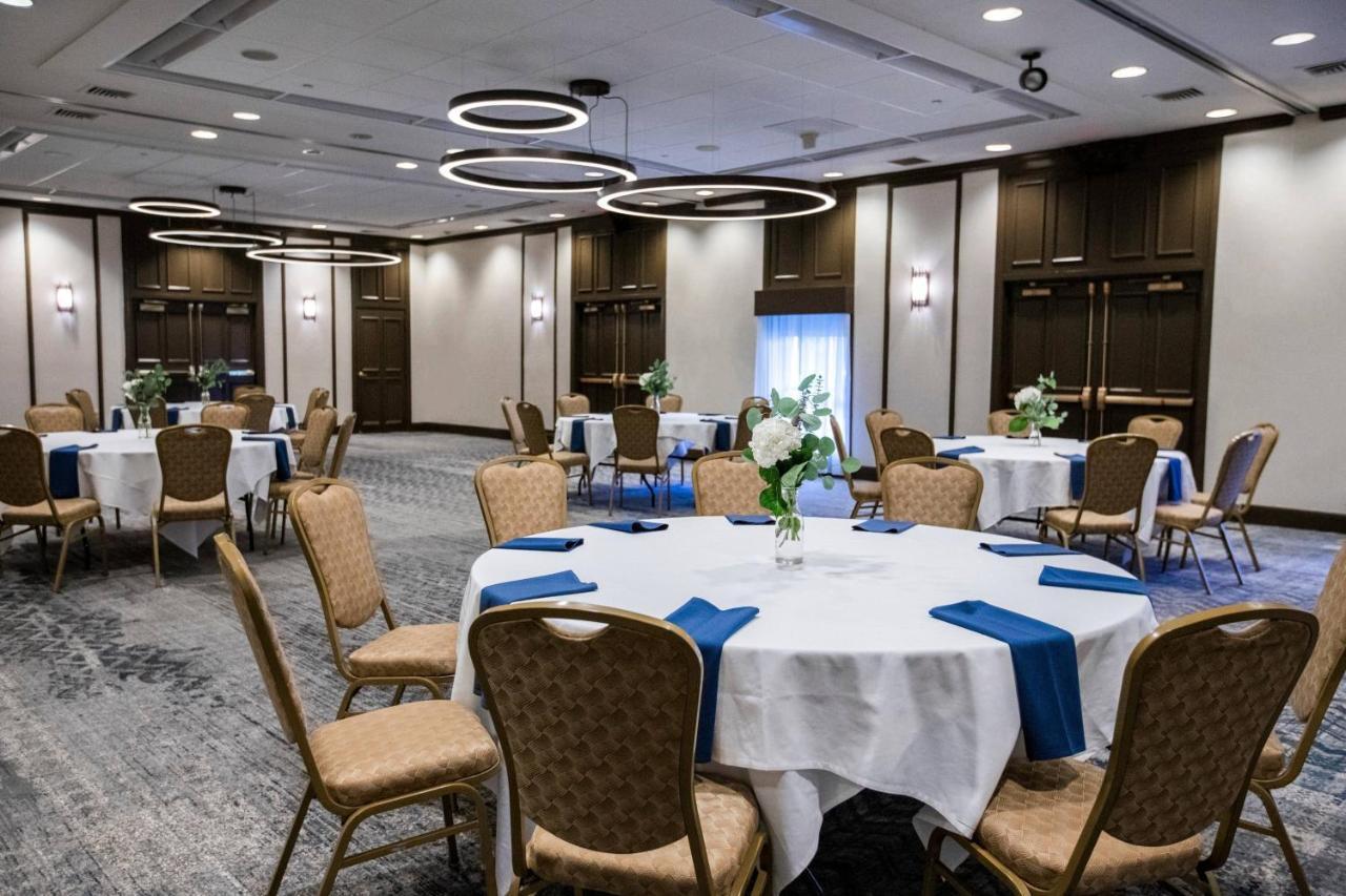 Delta Hotels by Marriott Burlington Buitenkant foto