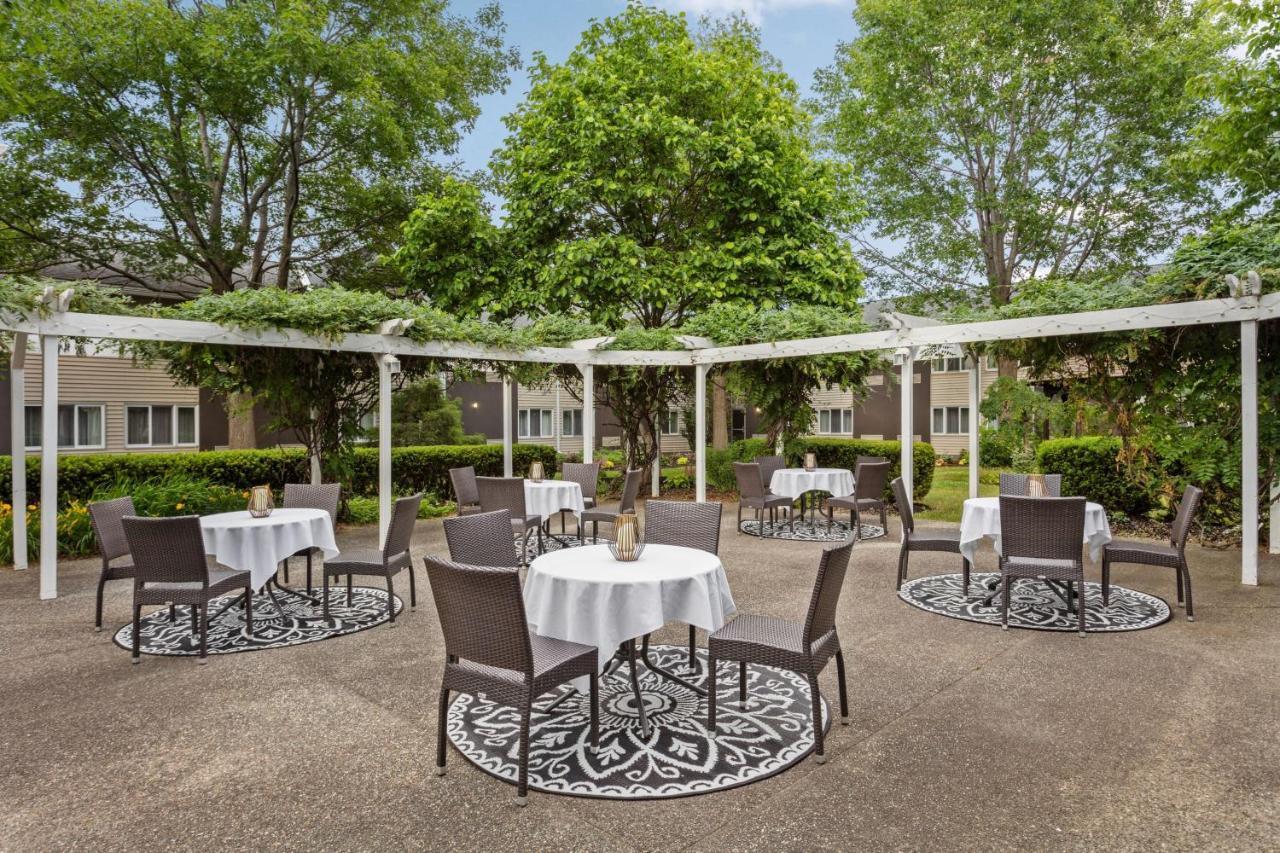 Delta Hotels by Marriott Burlington Buitenkant foto