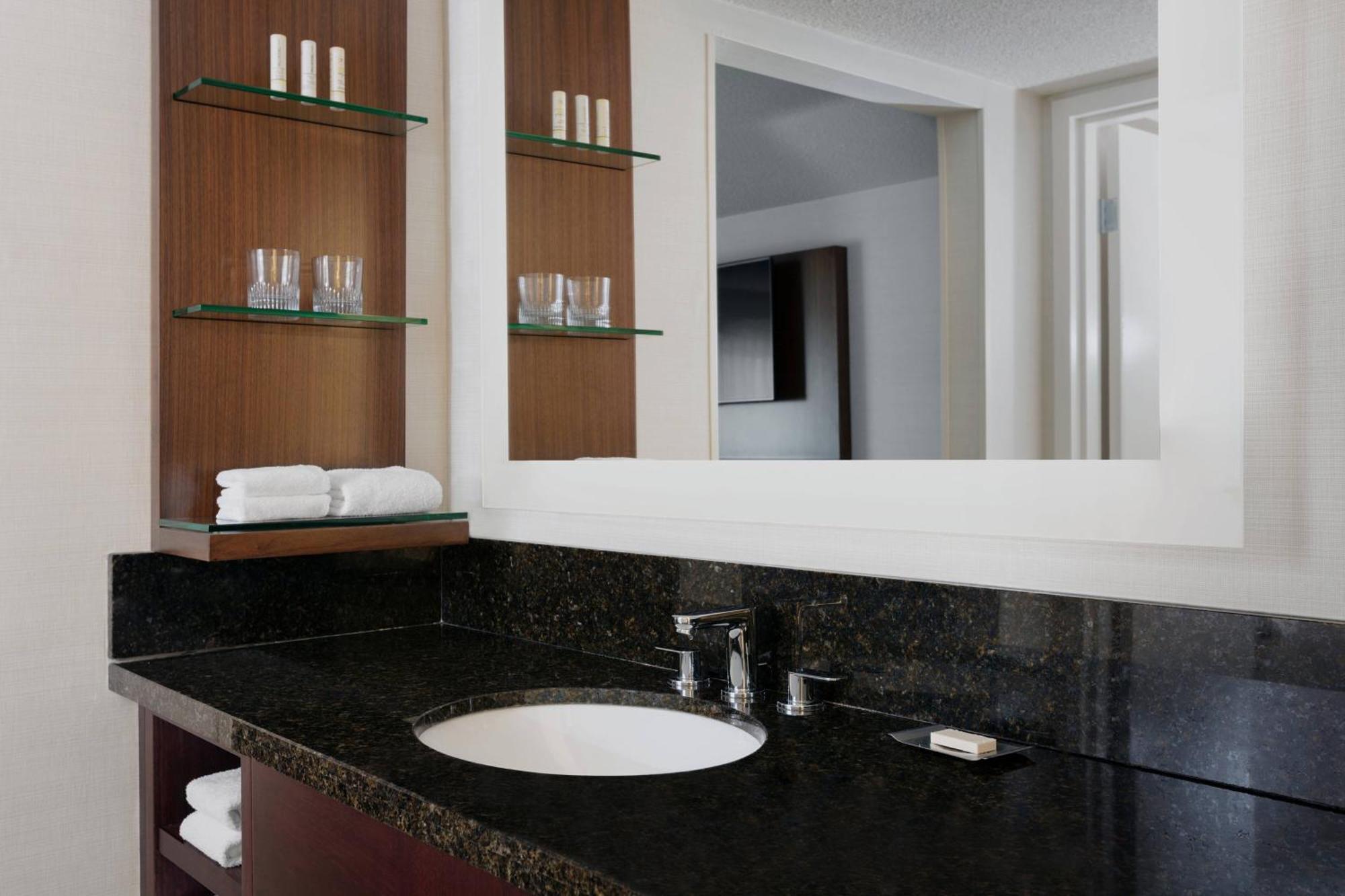 Delta Hotels by Marriott Burlington Buitenkant foto
